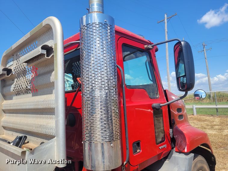 image for item FC9039 2004 Mack CX613 Vision  semi truck