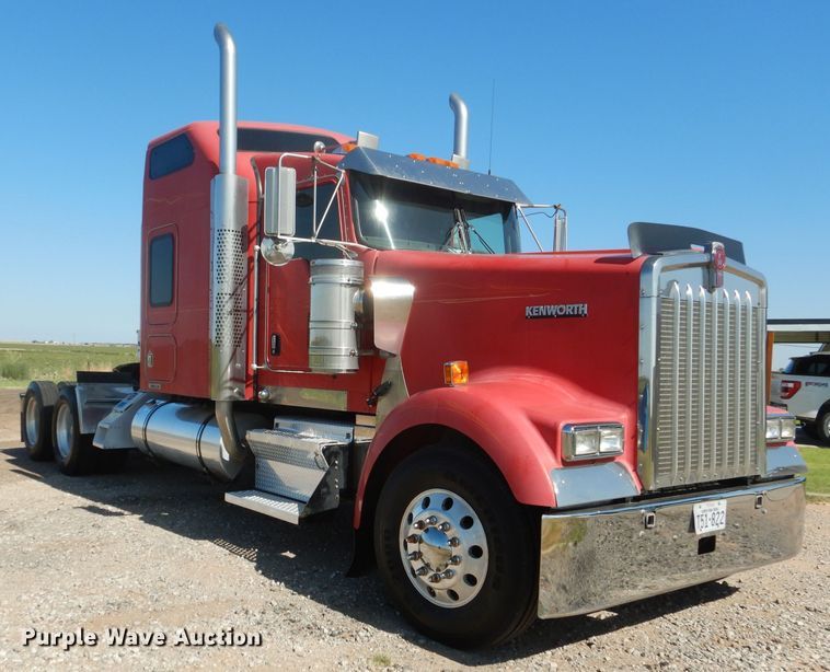 image for item HC9202 2004 Kenworth W900  semi truck