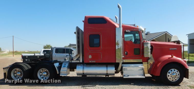 image for item HC9202 2004 Kenworth W900  semi truck
