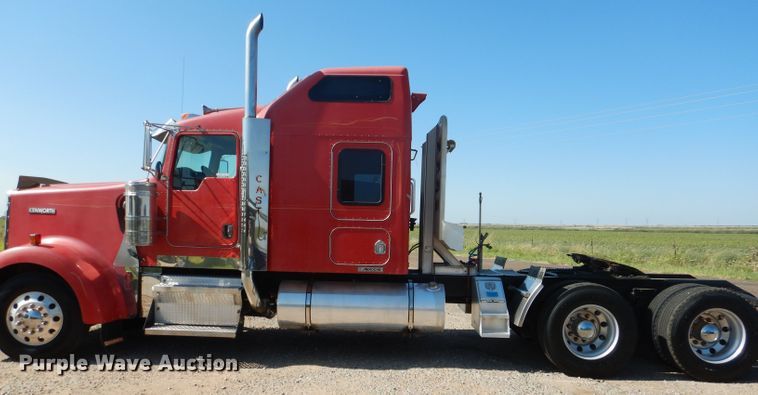image for item HC9202 2004 Kenworth W900  semi truck