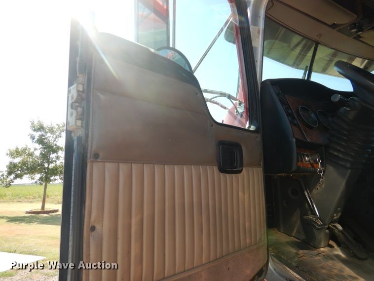 image for item HC9202 2004 Kenworth W900  semi truck