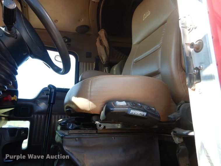 image for item HC9202 2004 Kenworth W900  semi truck