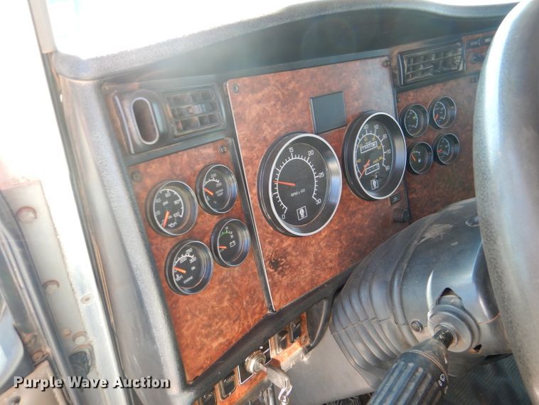 image for item HC9202 2004 Kenworth W900  semi truck