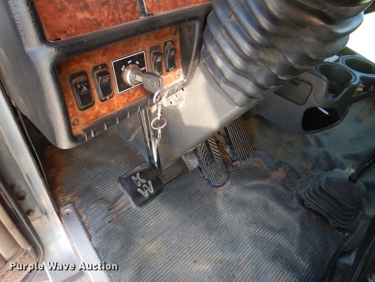 image for item HC9202 2004 Kenworth W900  semi truck