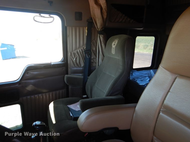 image for item HC9202 2004 Kenworth W900  semi truck