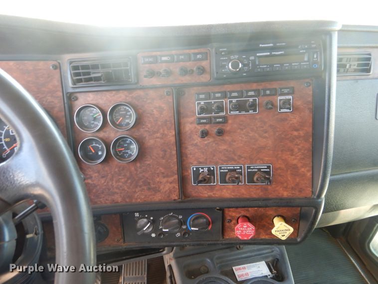 image for item HC9202 2004 Kenworth W900  semi truck