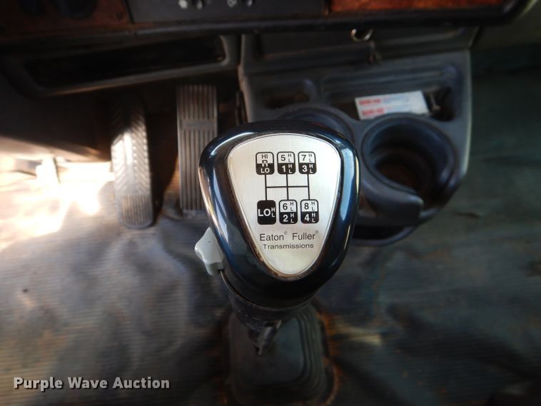 image for item HC9202 2004 Kenworth W900  semi truck