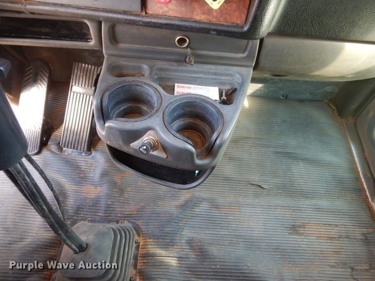 image for item HC9202 2004 Kenworth W900  semi truck