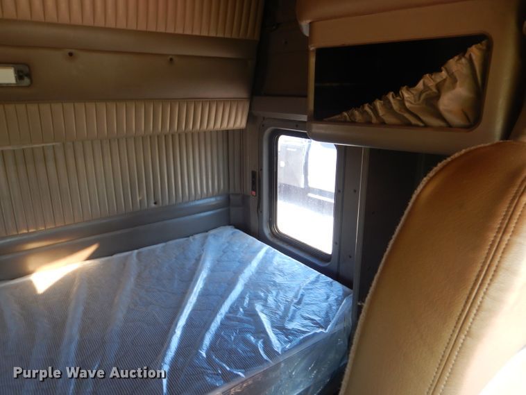 image for item HC9202 2004 Kenworth W900  semi truck