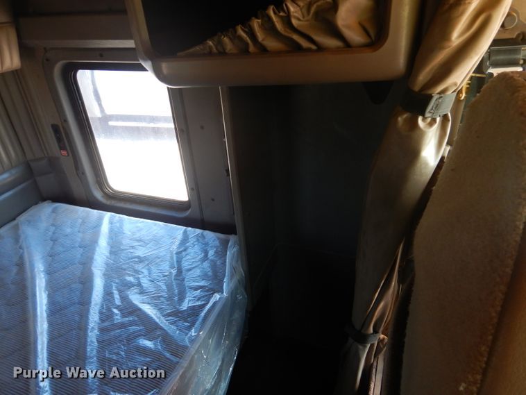 image for item HC9202 2004 Kenworth W900  semi truck