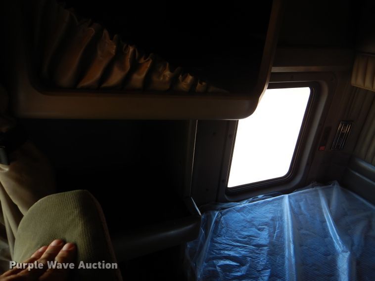 image for item HC9202 2004 Kenworth W900  semi truck