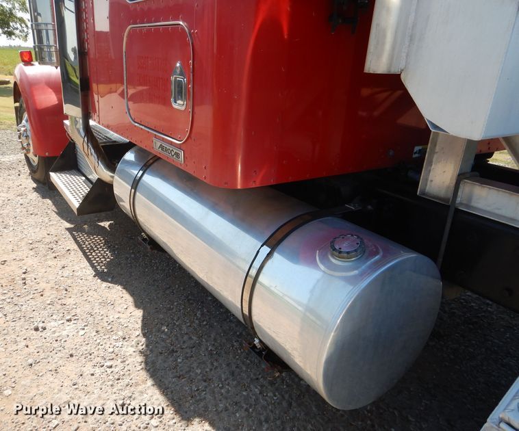 image for item HC9202 2004 Kenworth W900  semi truck