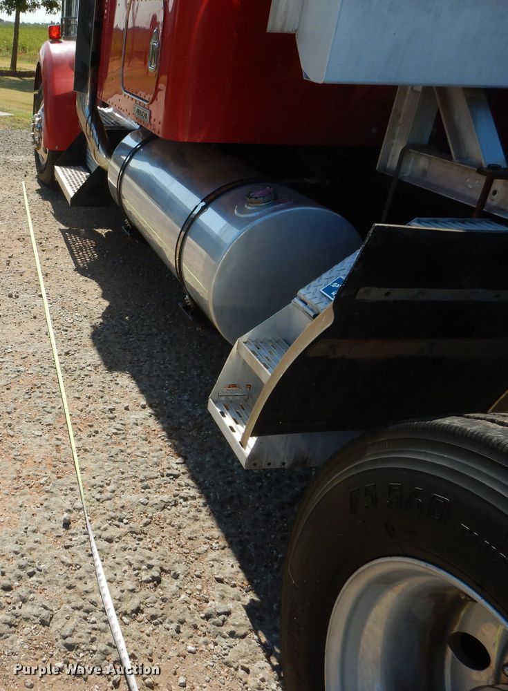 image for item HC9202 2004 Kenworth W900  semi truck