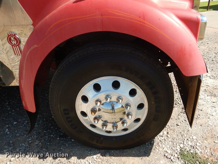 image for item HC9202 2004 Kenworth W900  semi truck