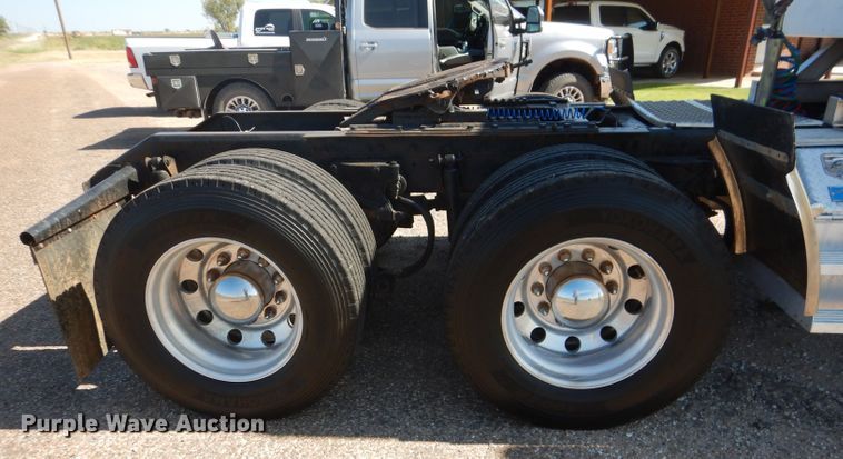 image for item HC9202 2004 Kenworth W900  semi truck