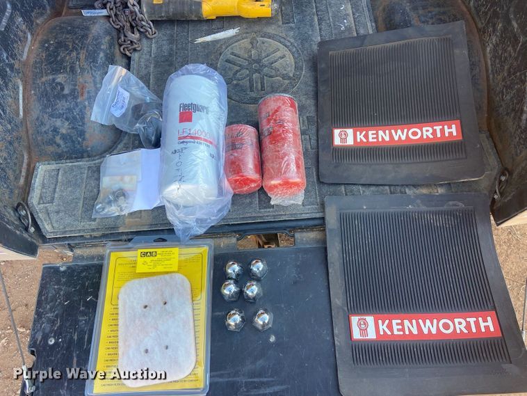 image for item HC9202 2004 Kenworth W900  semi truck