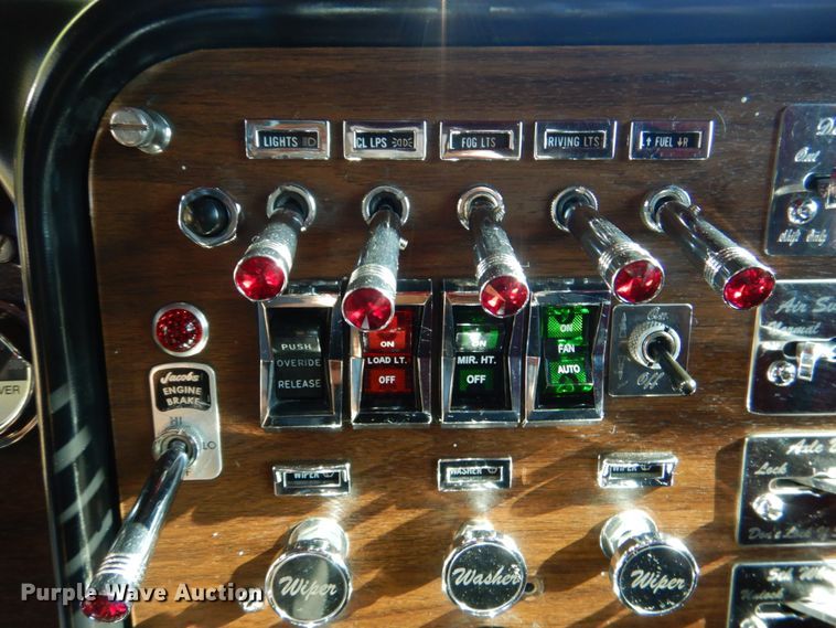 image for item IR9104 1987 Peterbilt 359  semi truck