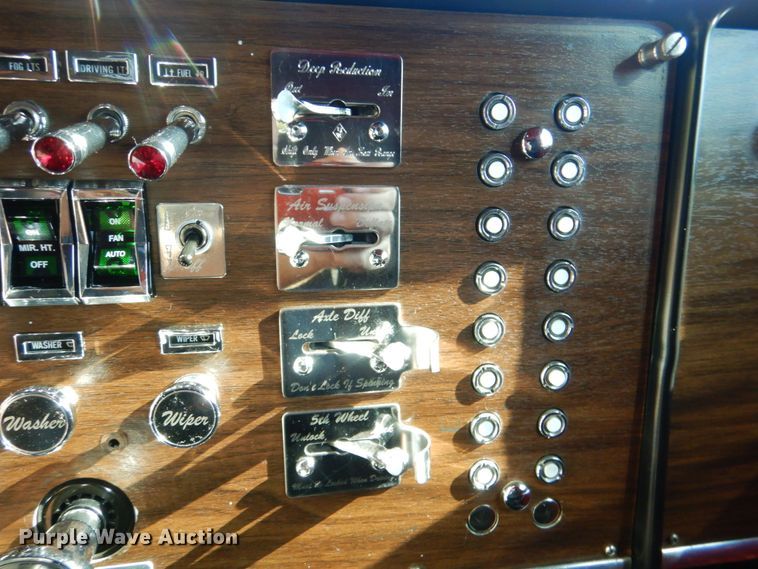 image for item IR9104 1987 Peterbilt 359  semi truck