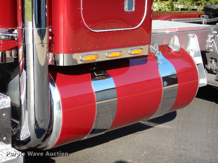 image for item IR9104 1987 Peterbilt 359  semi truck