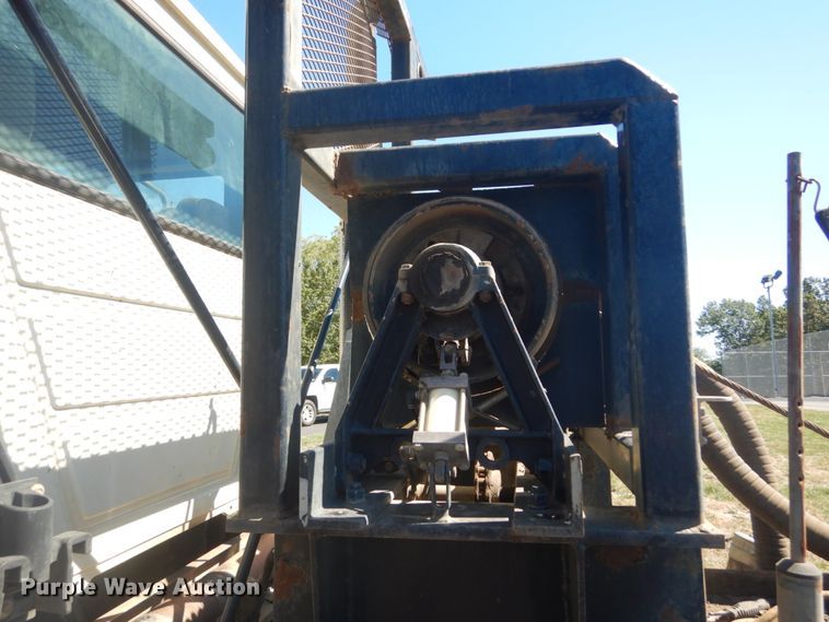 image for item JG9124 2012 Mack CHU600  semi truck