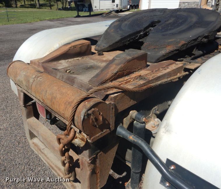 image for item JG9124 2012 Mack CHU600  semi truck