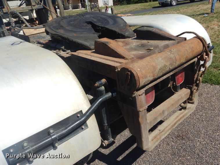 image for item JG9124 2012 Mack CHU600  semi truck