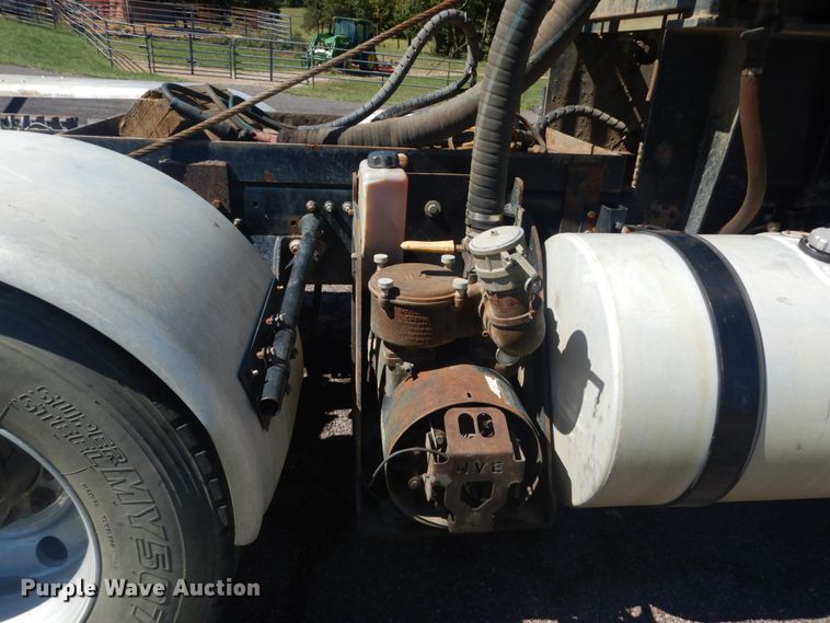 image for item JG9124 2012 Mack CHU600  semi truck