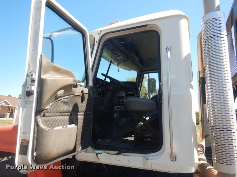 image for item JG9124 2012 Mack CHU600  semi truck