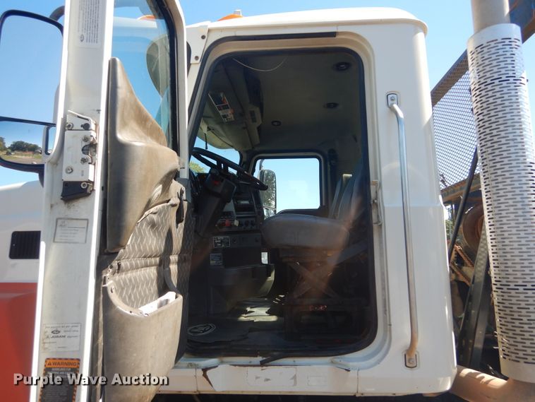 image for item JG9124 2012 Mack CHU600  semi truck