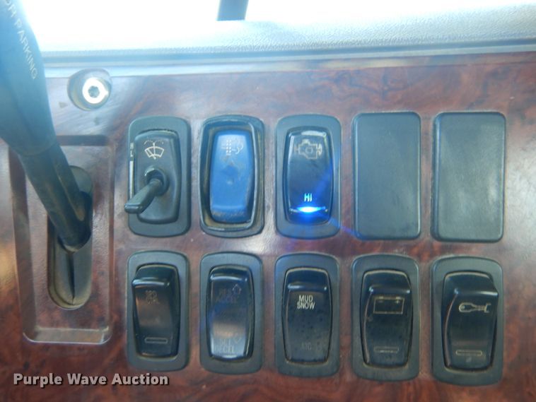 image for item JG9124 2012 Mack CHU600  semi truck