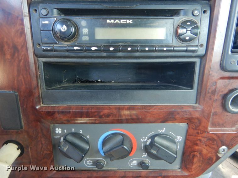 image for item JG9124 2012 Mack CHU600  semi truck