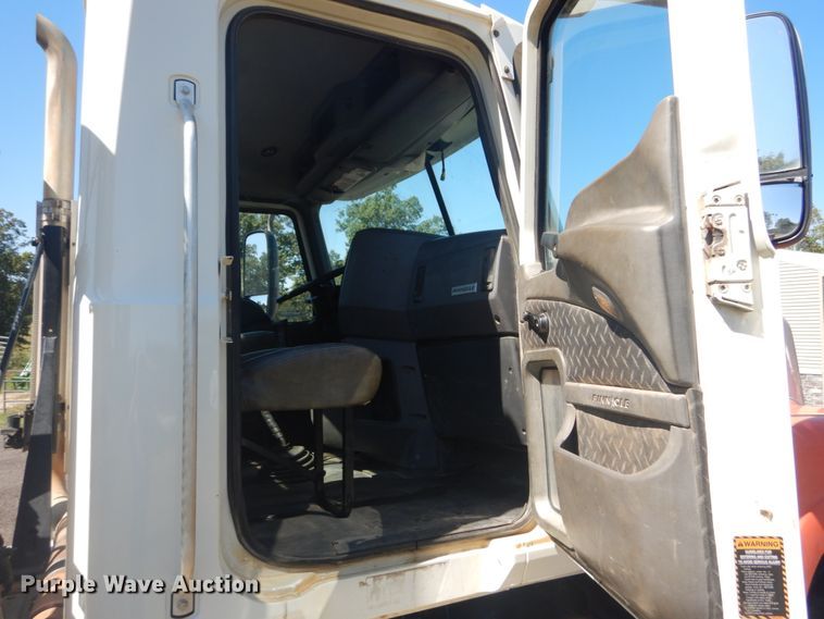 image for item JG9124 2012 Mack CHU600  semi truck