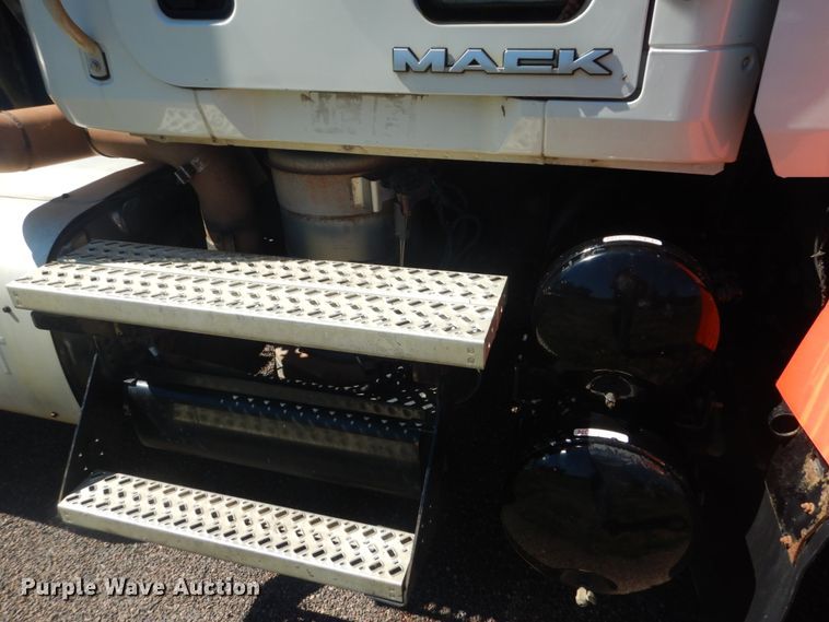 image for item JG9124 2012 Mack CHU600  semi truck