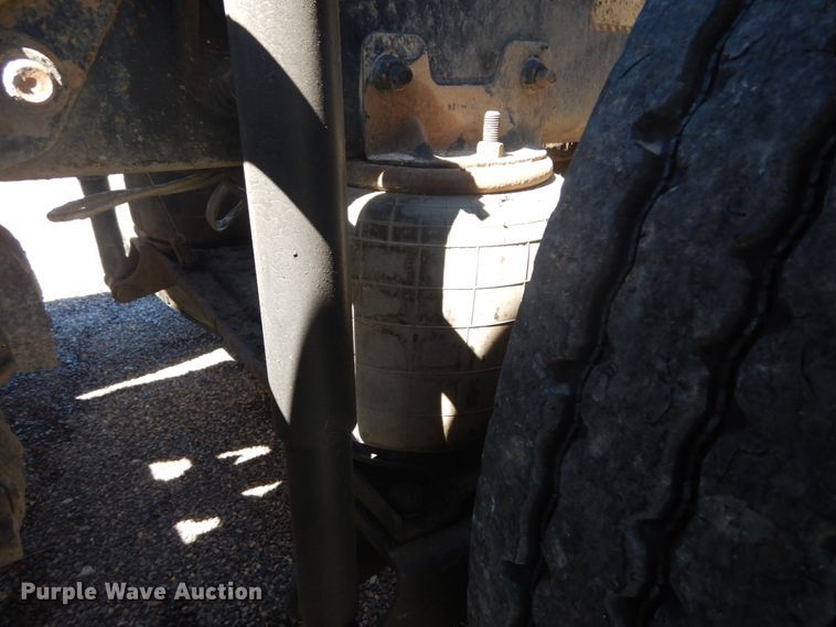 image for item JG9124 2012 Mack CHU600  semi truck