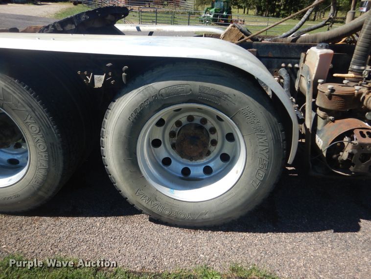 image for item JG9124 2012 Mack CHU600  semi truck