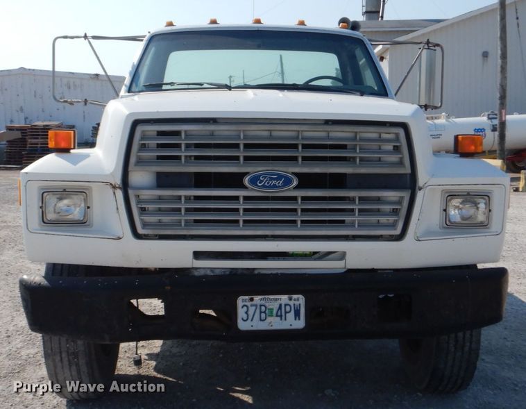 image for item JG9144 1987 Ford F700  flatbed truck