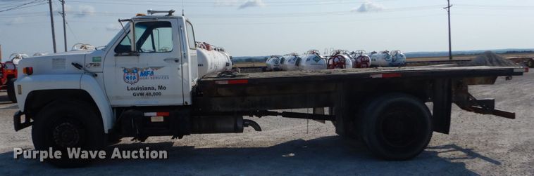 image for item JG9144 1987 Ford F700  flatbed truck