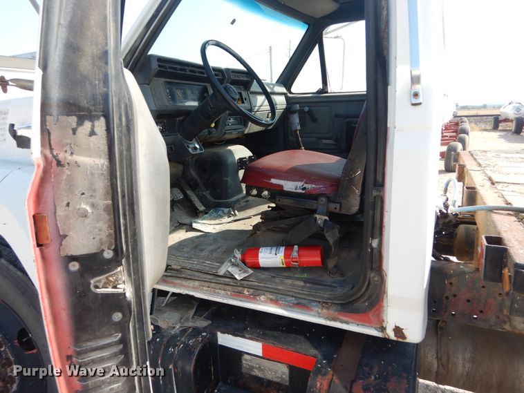 image for item JG9144 1987 Ford F700  flatbed truck