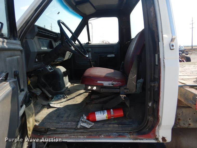 image for item JG9144 1987 Ford F700  flatbed truck