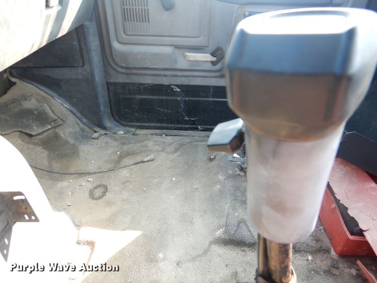 image for item JG9144 1987 Ford F700  flatbed truck