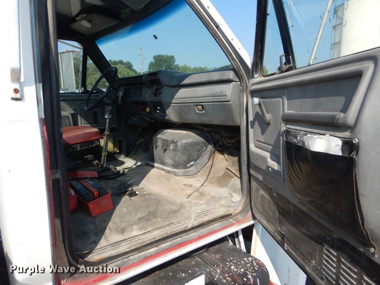 image for item JG9144 1987 Ford F700  flatbed truck