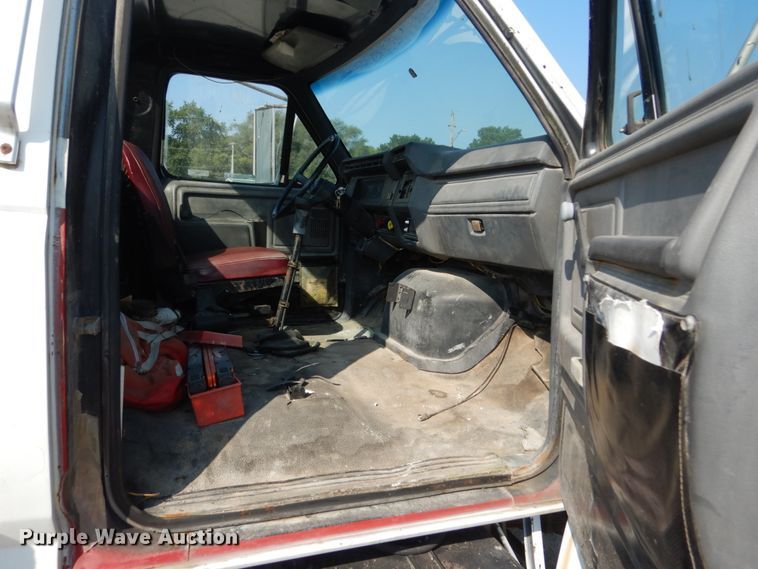 image for item JG9144 1987 Ford F700  flatbed truck