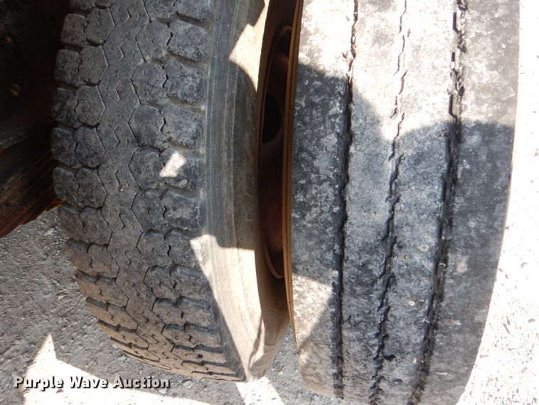 image for item JG9144 1987 Ford F700  flatbed truck