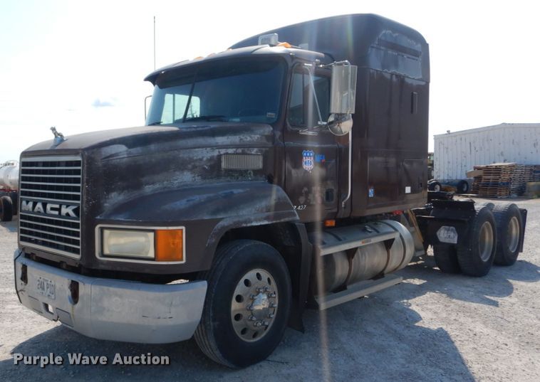 image for item JG9145 1999 Mack CH613  semi truck