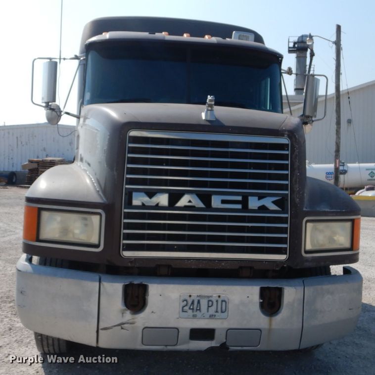 image for item JG9145 1999 Mack CH613  semi truck