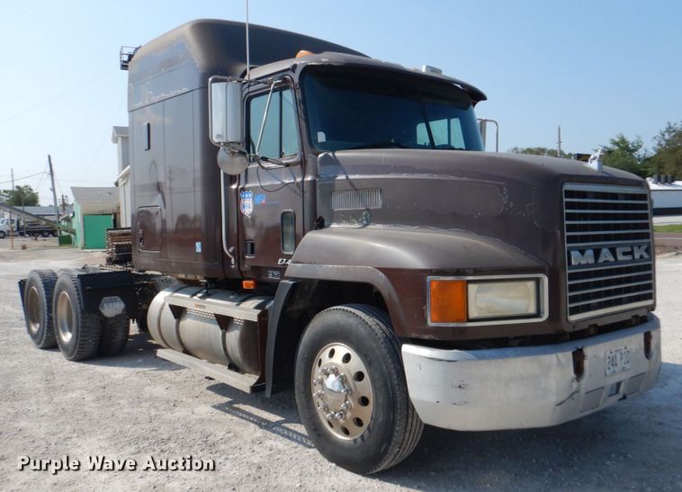 image for item JG9145 1999 Mack CH613  semi truck