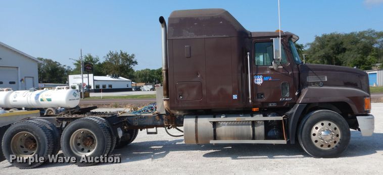 image for item JG9145 1999 Mack CH613  semi truck