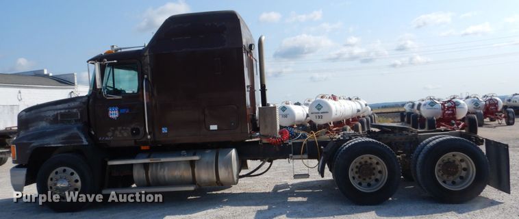 image for item JG9145 1999 Mack CH613  semi truck