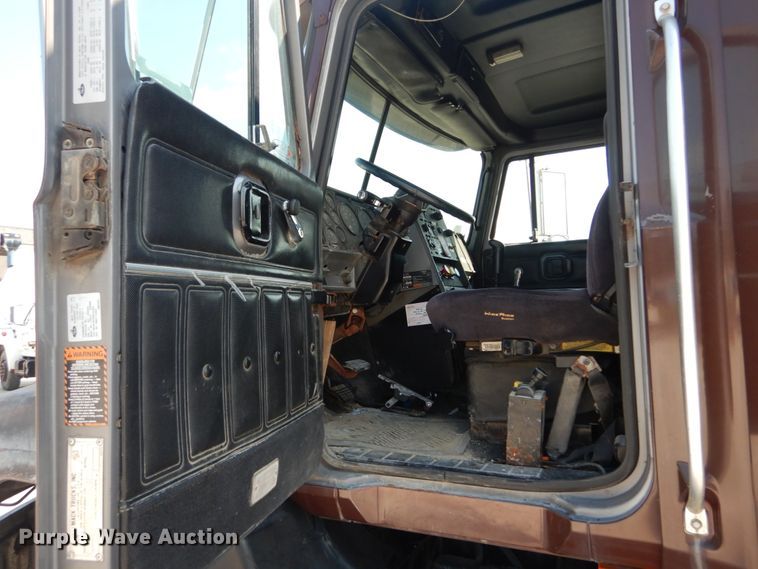 image for item JG9145 1999 Mack CH613  semi truck