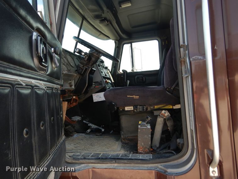 image for item JG9145 1999 Mack CH613  semi truck